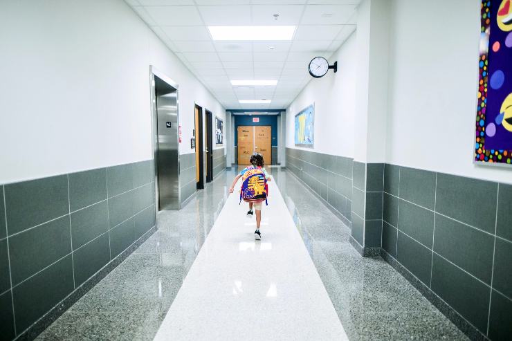 Corridoio scuola (Pexels) - salernosera.it