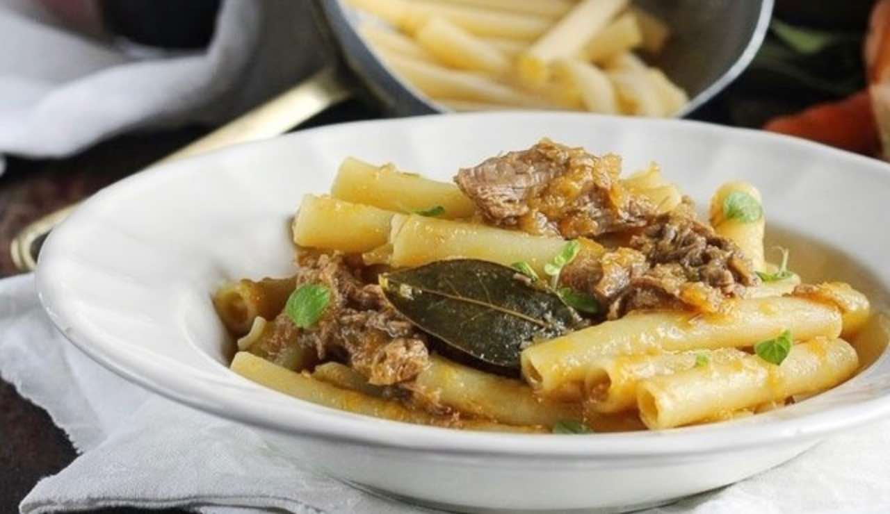 Pasta alla genovese napoletana 