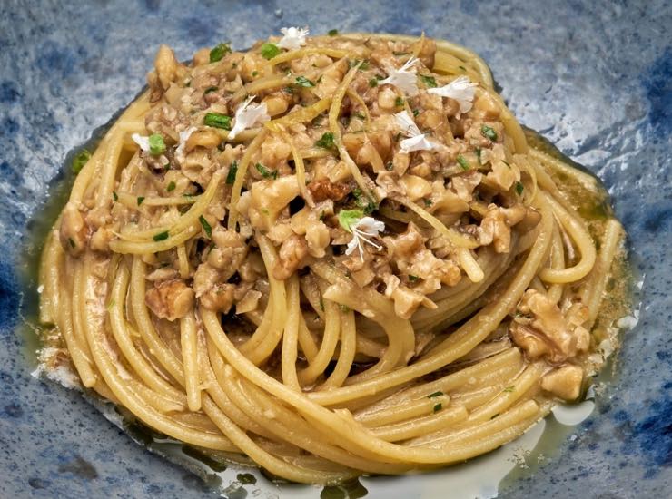 Spaghetti alici e noci