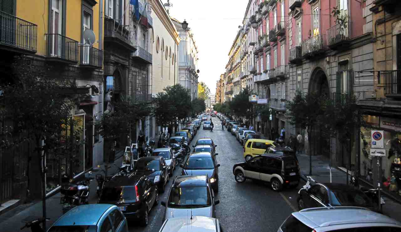 Napoli Via Duomo - fonte Wikimedia Commons - Salernosera.it