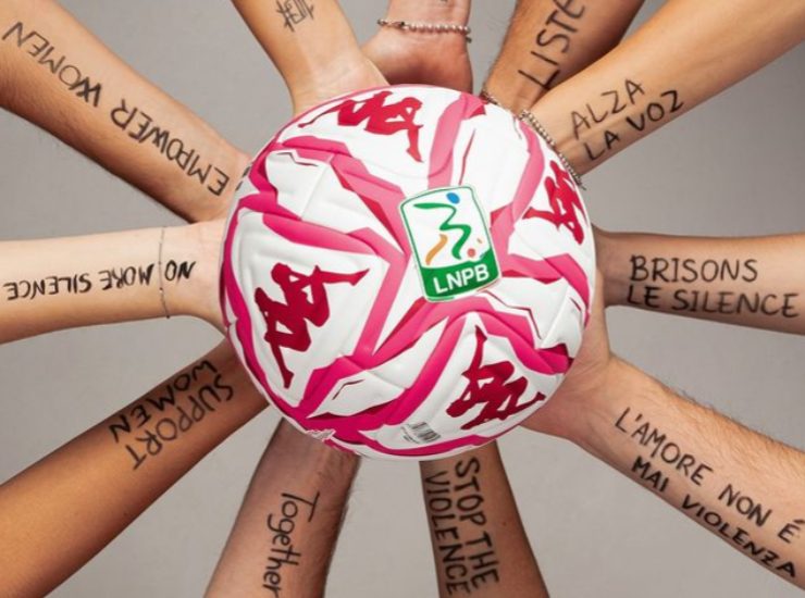 Pallone Serie B contro violenza sulle donne (ussalernitana1919official Instagram) - salernosera.it