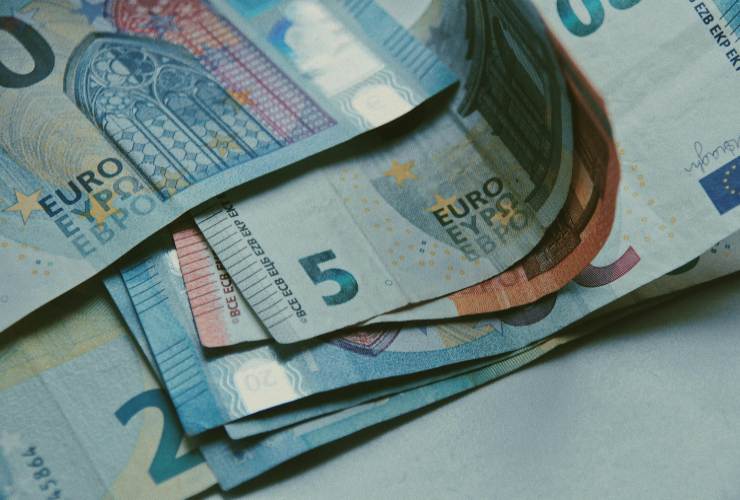 Diverse banconote in euro disposte su una superficie - foto Pexels - Salernosera.it