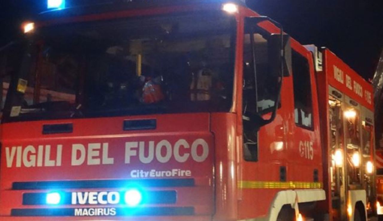 Vigili del Fuoco (Fonte La Città di Salerno Facebook) - salernosera.it