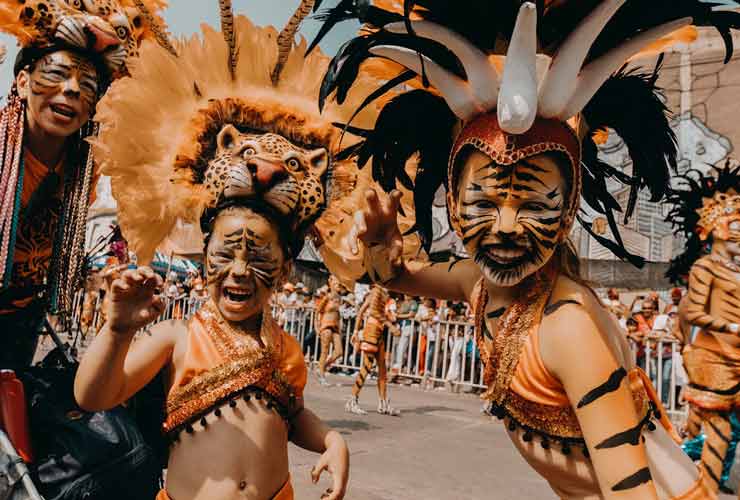 Bambini con costumi di Carnevale