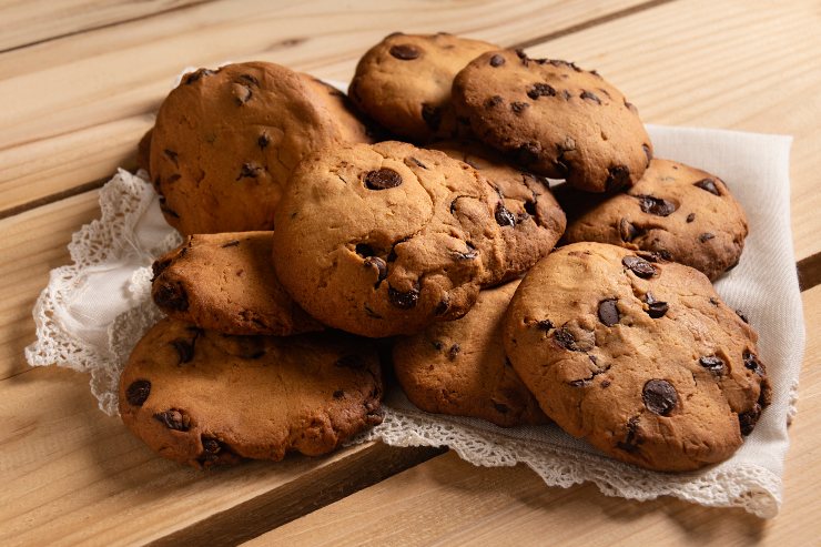 Biscotti fatti in casa con gocce di cioccolato su un tovagliolo