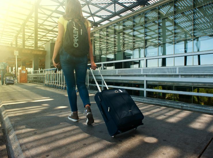 Ragazza in aeroporto (Pexels) - salernosera.it