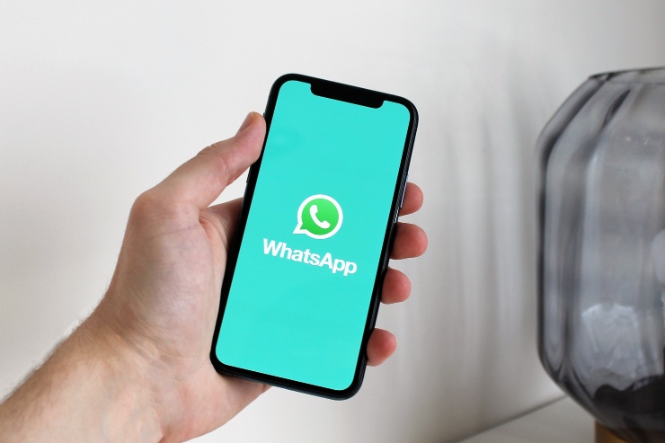 Uno smartphone con l'app di messaggistica WhatsApp