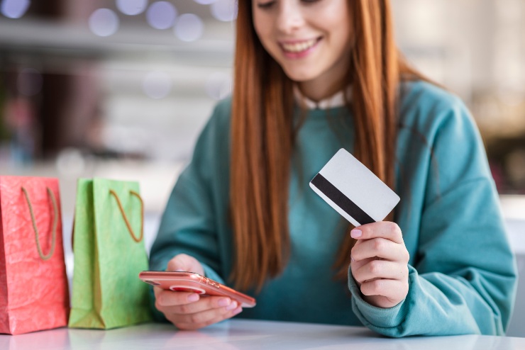 Una ragazza fa acquisti con una carta prepagata 