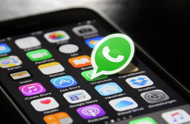 Icona di WhatsApp sullo schermo di uno smartphone