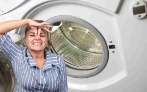 Da cosa proviene il cattivo odore in lavatrice?