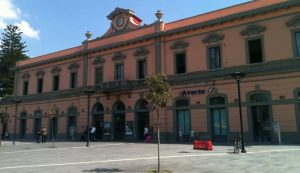 Facciata Stazione di Aversa - fonte Wikimedia Commons - Salernosera.it